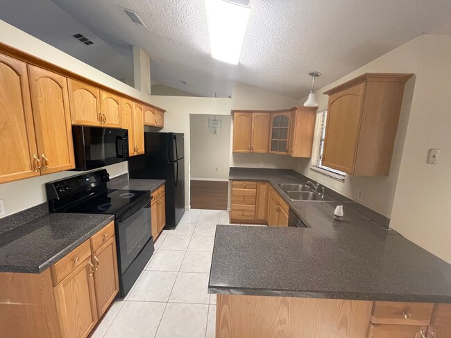 Building Photo - 3 Bedroom 2 Bathroom in Deltona! AVAILABLE...