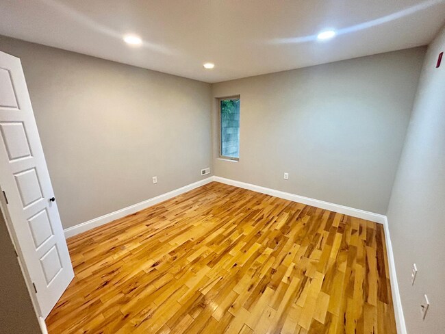 Foto del edificio - Spacious 3-Bedroom, 2-Bath Apartment with Finished Basement, Private Patio, and In-Unit Laundry