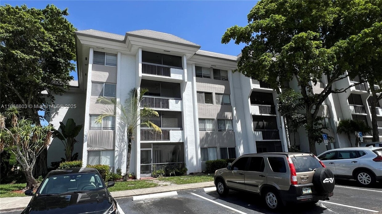 Foto principal - 711 N Pine Island Rd
