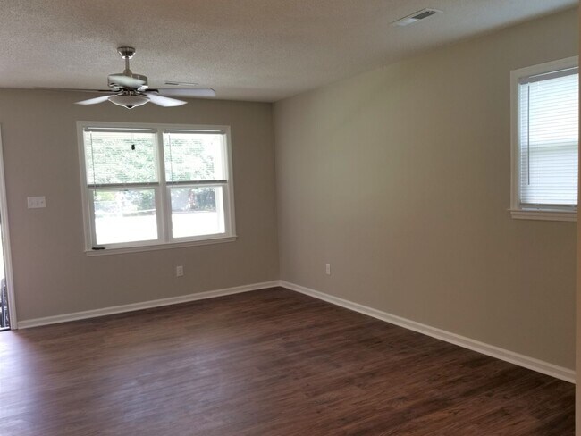 Foto del edificio - Brick Home in Goose Creek