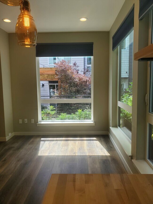 Foto del edificio - Modern Greenwood Townhome - Just Reduced Monthly Rental Rate