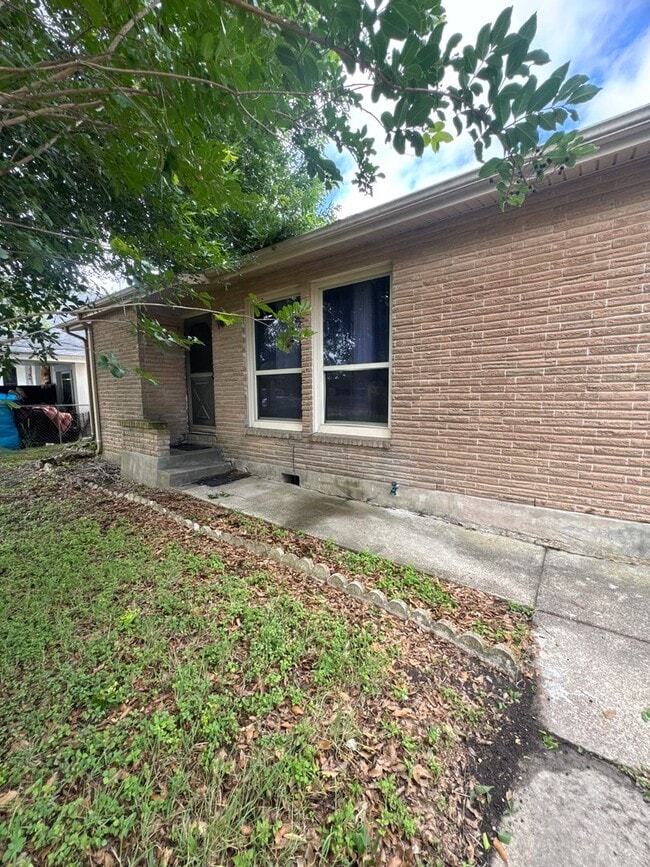 Building Photo - Lexington Subdivision-3/2-Move in ready! Call and schedule today!