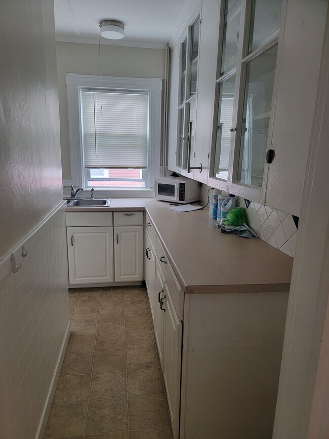 Despensa - 15 Starkey Ave