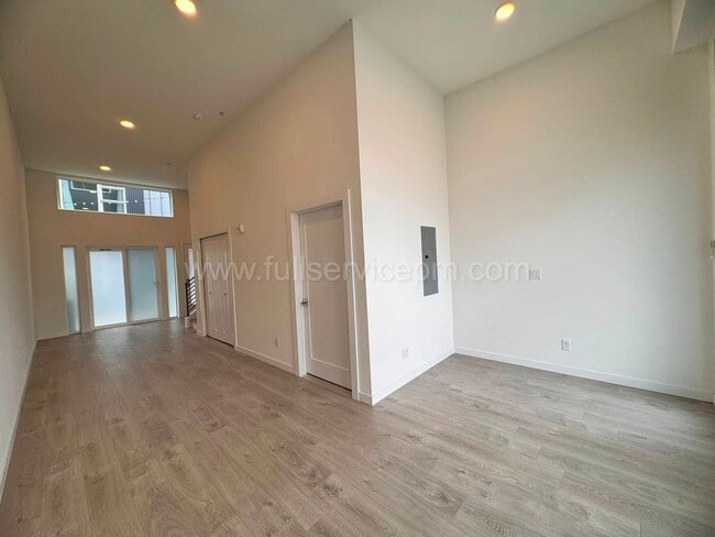 Building Photo - Modern Live/Work Northgate Townhome w/ Rooftop Deck, Luxury Bosch Kitchen & Dual Suites