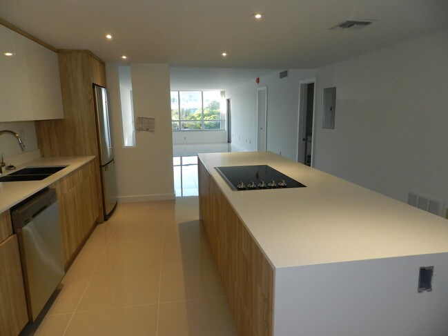 Amplia sala de estar - 10230 Collins Ave