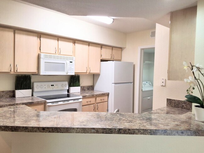 Building Photo - For Rent Beautiful 2/2 First Floor Condo a...