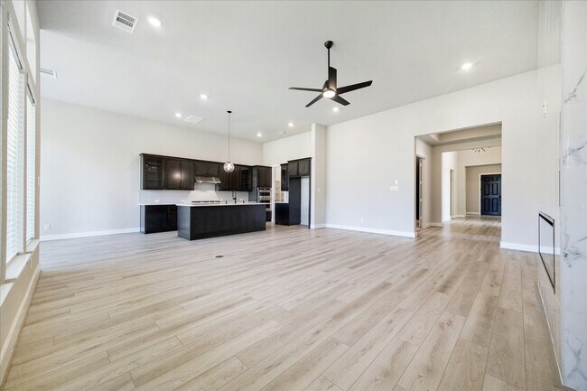 Foto del edificio - 2022 Serene Spgs Dr