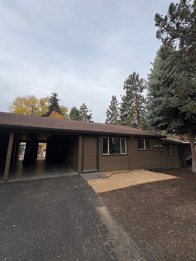 Foto principal - 2 Bed/1 Bath Unit Located in SE Bend Triplex