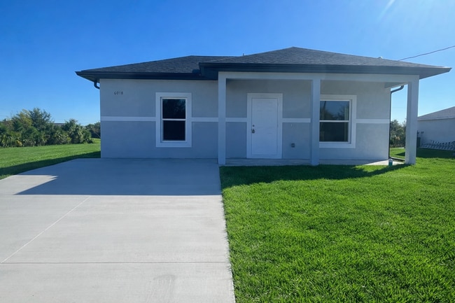 Brand New house in Lehigh Acers 2 Bedrooms 2 baths and 1 car garage - Brand New house in Lehigh Acers 2 Bedrooms 2 baths and 1 car garage