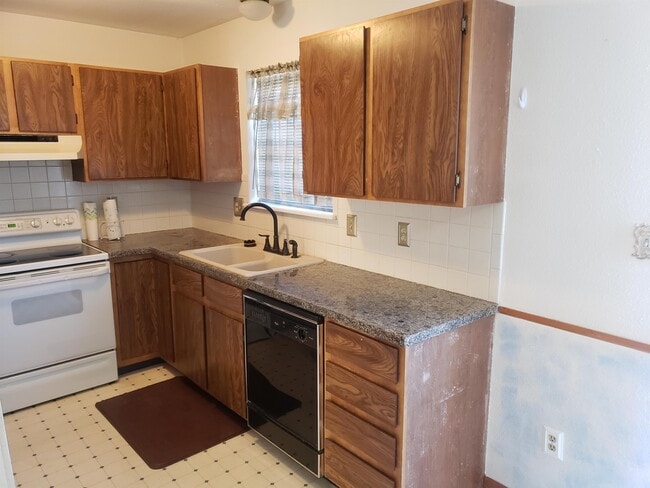 Foto del edificio - 1370 N Riverbend Dr