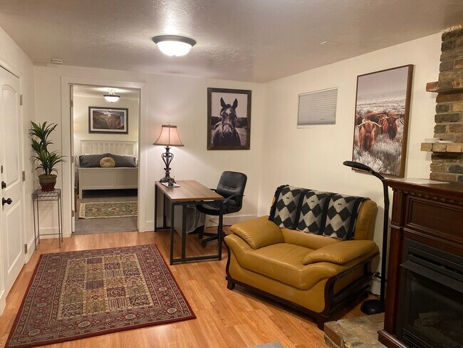 1 Bed 1 Bath Large Living. Full Kitchen - 395 Cloverdale Rd