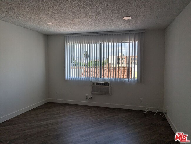 Building Photo - 310 S Kenmore Ave