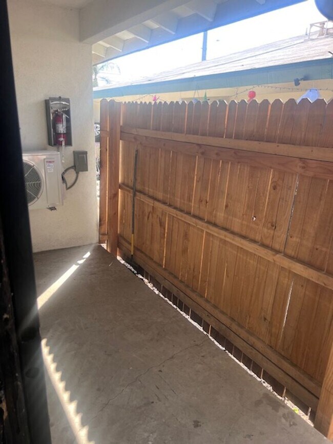Building Photo - Spacious 3 Bed / 2 Bath Apartment in Colton – Upgraded & Move-In Ready