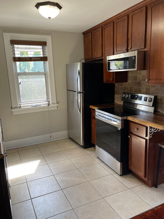 Primary Photo - 1307 Davis Ave
