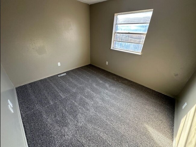 Building Photo - 4 Bed 2 Bath Available!