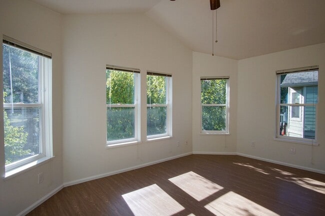 Building Photo - Lair Hill-Spacious & Updated 2-Bed/2-Bath ...