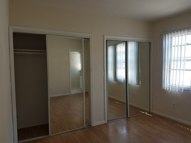 Building Photo - 615 N Rossmore Ave