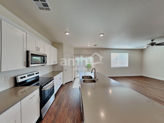 Foto del edificio - 707 Terrain Star Ave