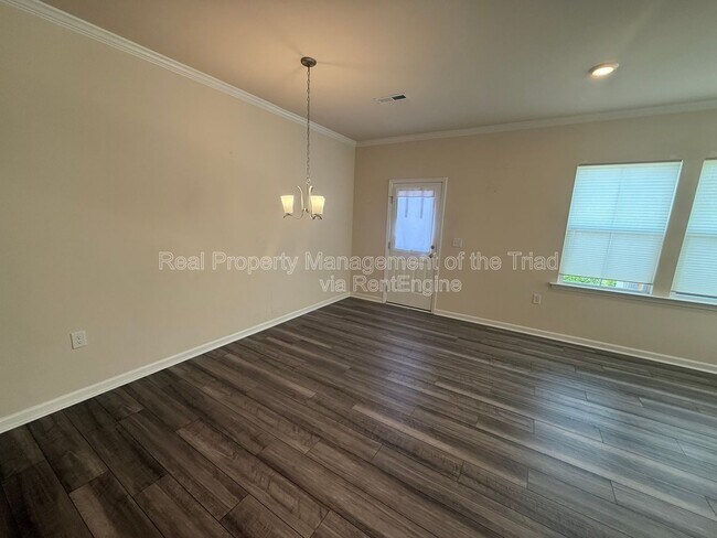 Foto del edificio - 886 Falls Grove Trl