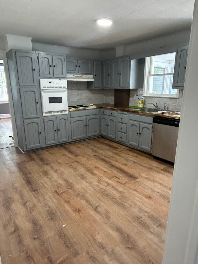 Building Photo - 17 E Meyran Ave