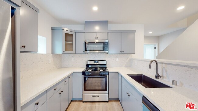 Building Photo - 1214 N Orange Dr