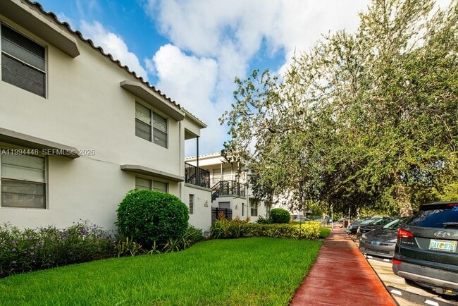Building Photo - 974 Biarritz Dr