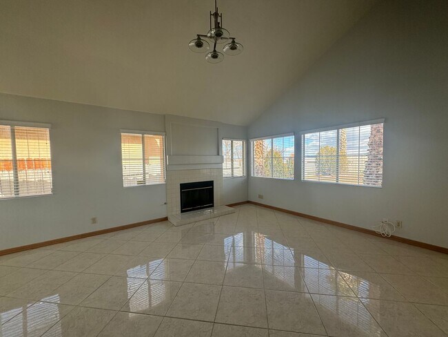 Building Photo - Victorville Home