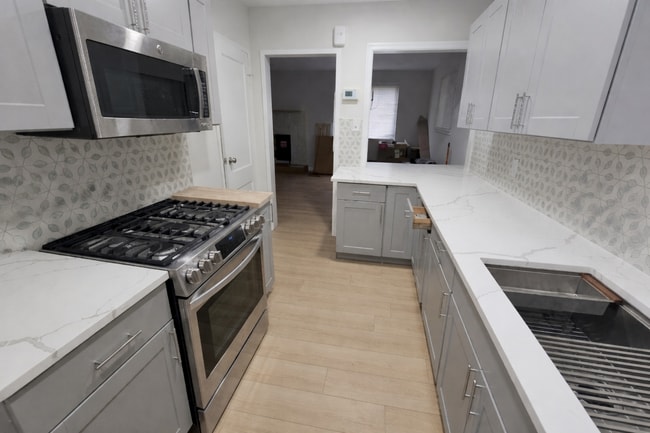 Foto del edificio - 220 University Blvd E