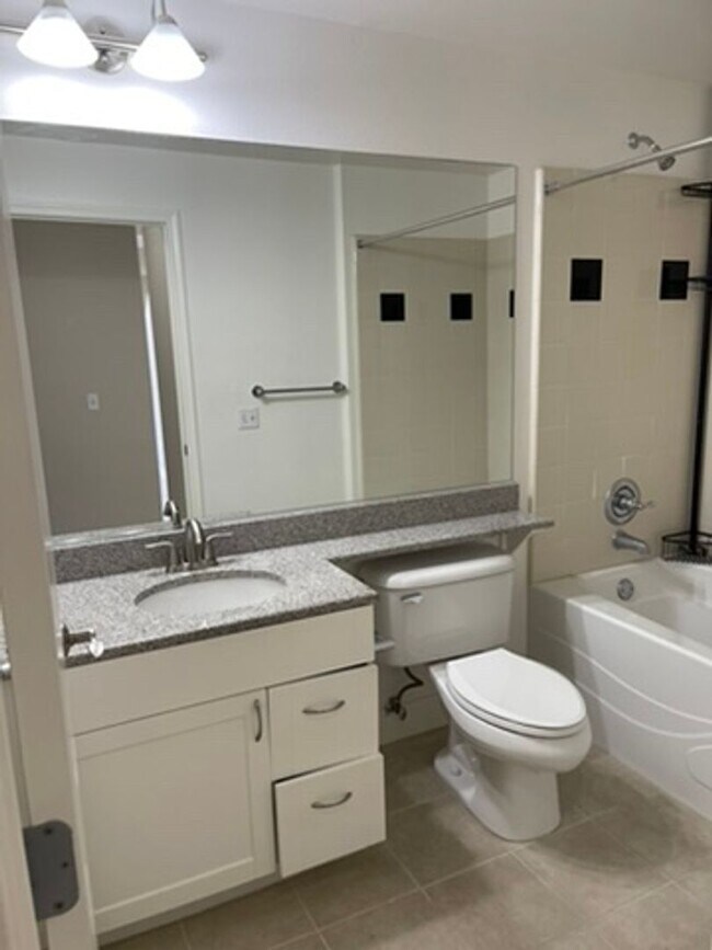 Building Photo - Fabulous Montebello condo, walk/bike to Ap...