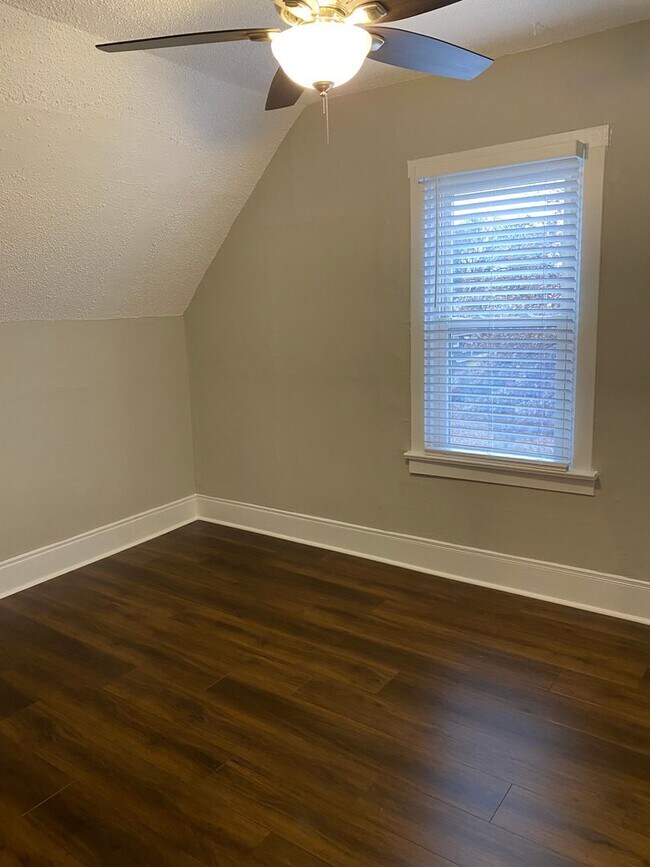 Foto del edificio - Large Home in Lindenwood Park