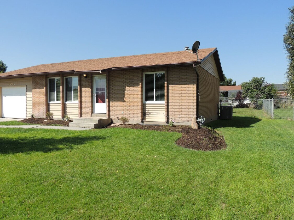 Primary Photo - Darling Riverton Home w large yard + attac...