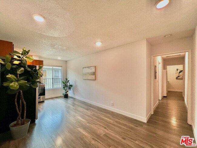Foto del edificio - 6029 Carlton Way