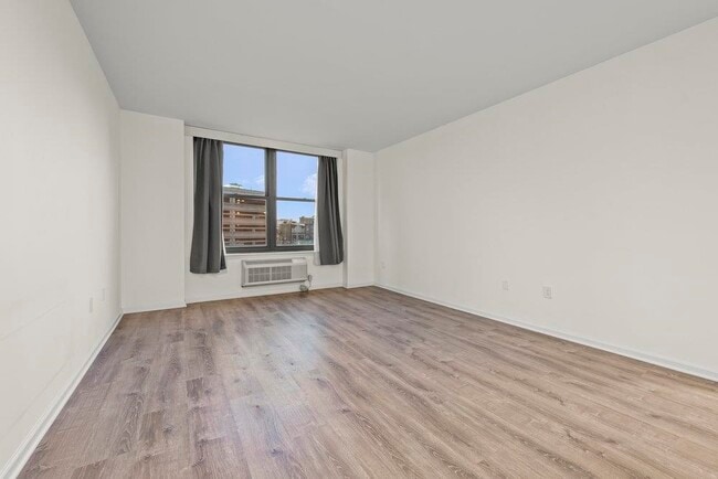 Foto del edificio - 102 Christopher Columbus Dr