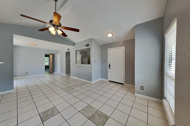 Building Photo - 420 Dollins St