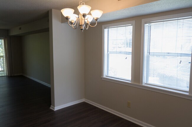 Building Photo - 102 Kingsbury Dr