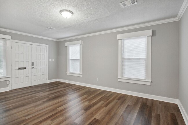 Building Photo - 3BR/2BA Downtown House Walking Distance to...