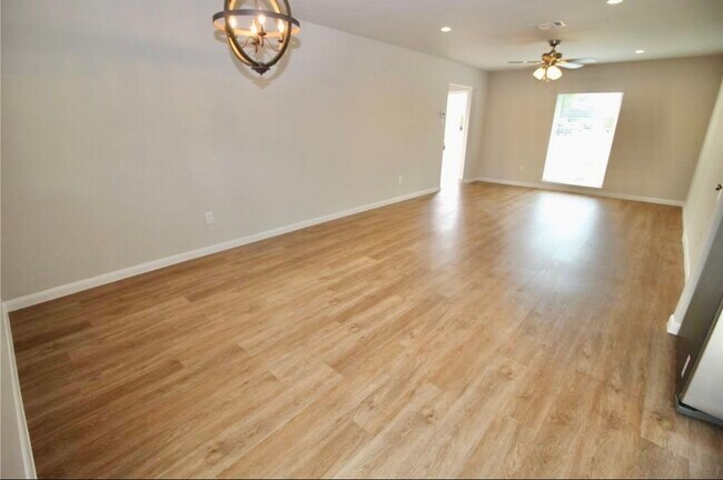 Foto del edificio - 407 Stadium Ln