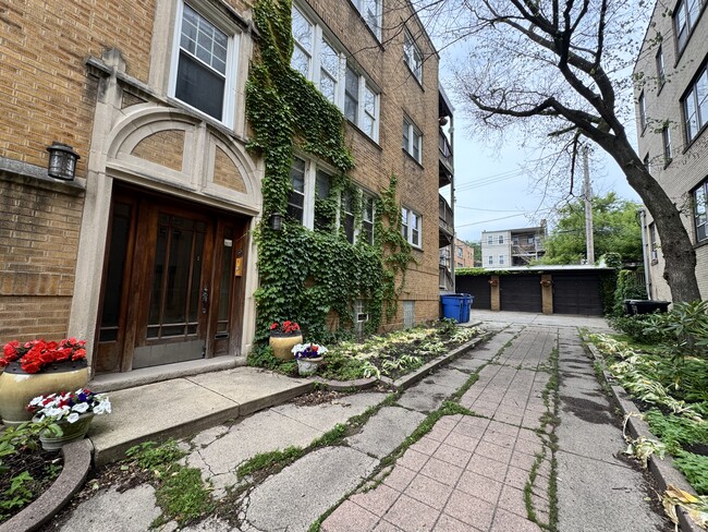 Building Photo - 2050 W Farwell Ave