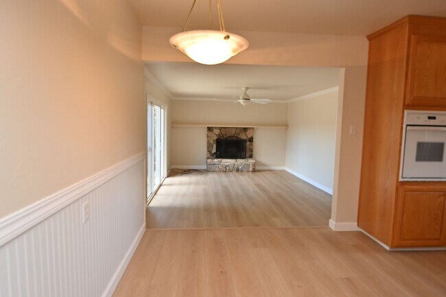 Foto del edificio - Beautiful home with AC in PRIME Santa Clar...