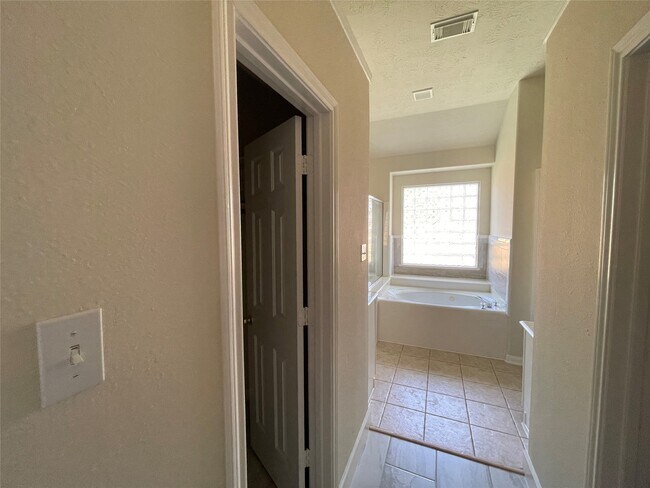 Foto del edificio - 5934 Heathmoor Ln