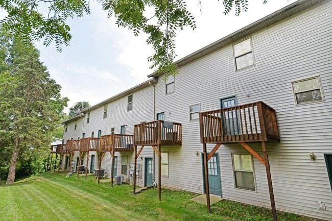 Building Photo - 3 bedroom, 3 stories