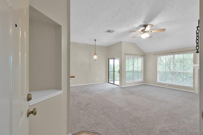 Building Photo - 8051 Bay Branch Dr