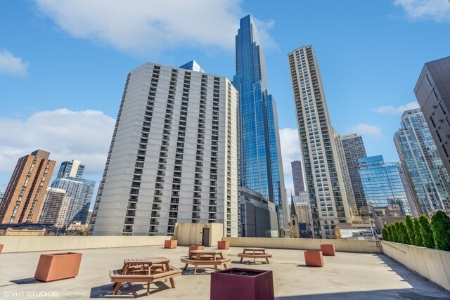 Foto del edificio - 70 W Huron St
