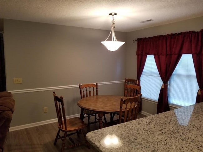 Building Photo - 126 W Victoria Ct