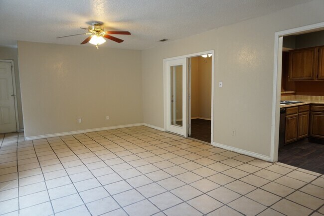 Foto del edificio - Spacious Dallas Duplex / 3 bed / 2 bath/ g...