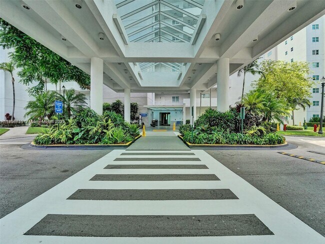Foto del edificio - 15051 Royal Oaks Ln