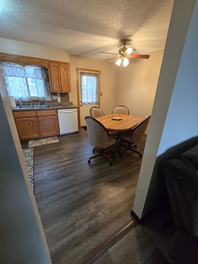 Building Photo - 2 Bedroom, 1.5 Bathroom Partially furnishe...