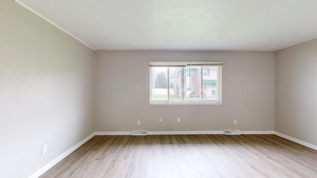 Building Photo - 3 Bedroom/1 bathroom renovated townhouse.
