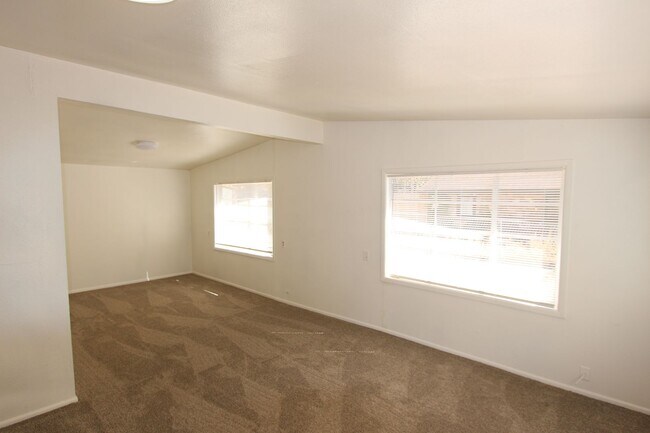Foto del edificio - Charming 3-Bedroom Apartment with Garage &...