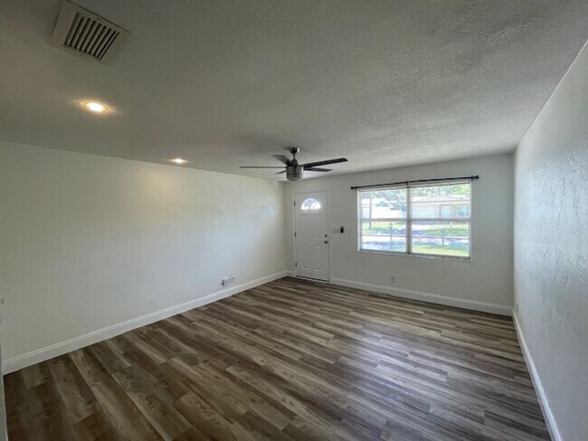 Building Photo - 3bedroom 2bath house centrally in desirabl...